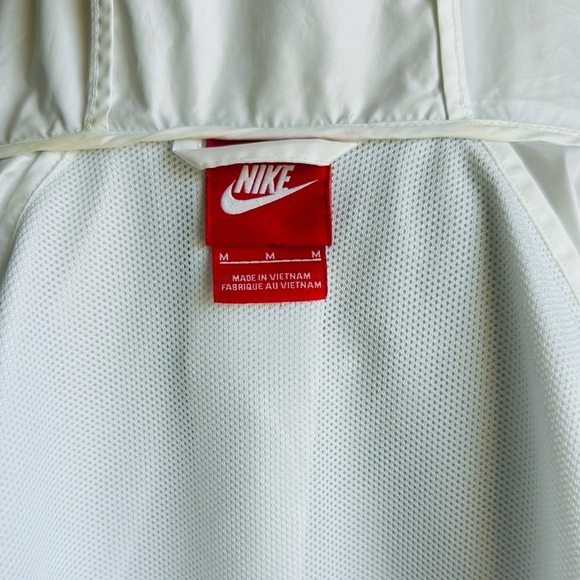 Nike Women's Windbreaker Jacket - Picture 5 of 6